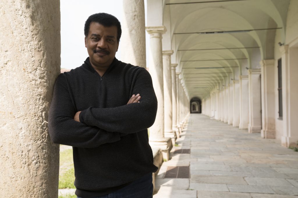 Astronoom Neil deGrasse Tyson leidt je door inspirerende verhalen en mooie beelden van het hele universum, in een nieuw seizoen van Cosmos: Possible Worlds