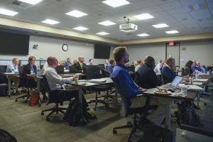 Vertegenwoordigers van Nasa, FEMA, de Jet Propulsion Laboratory, het Amerikaanse ministerie van nationale energie laboratoria, de Amerikaanse luctmacht en de California Governor's Office of Emergency Services in El Segundo, California, op 25 oktober 2016 om het scenario van een botsing met een asteroïde te bespreken. Beeld: The Aerospace Corporation