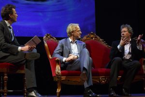 Jim Jansen en Robbert Dijkgraaf luisteren naar de heldere uitleg van Erik Verlinde. Foto: Bob Bronshoff