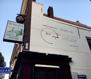 De formule voor de Lorentzkracht siert muur van Eetcafé de Hooykist aan de Hooigracht. De oude woning van Hendrik Lorentz’ bevindt zich aan de overkant van de straat. 