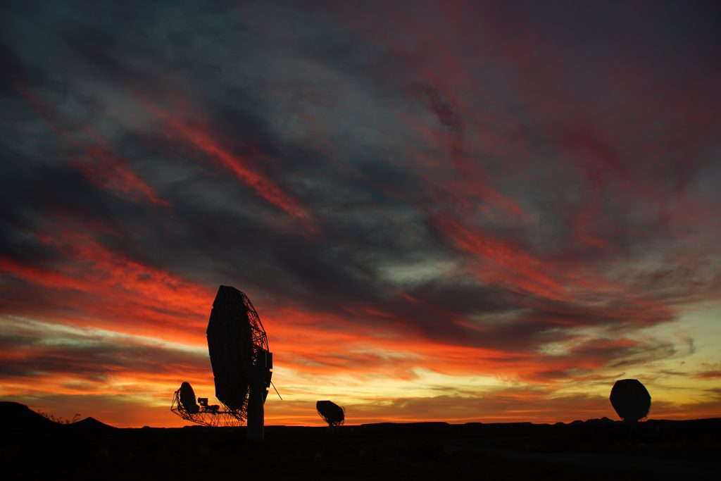 Zonsondergang bij de in aanbouw zijnde Square Kilometre Array in Zuid-Afrika. (Foto: Govert Schilling)