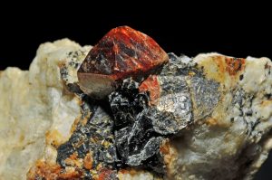 cristaux de zircon, cristaux de feldspath var. orthose : Chilas,