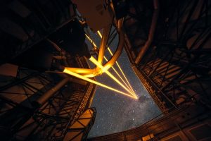 Vier lasers schijnen vanaf een van de VLT-telescopen de ruimte in. Afbeelding: ESO